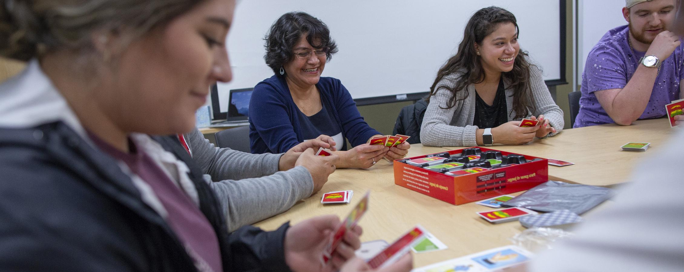 Estudiantes y un profesor jugando un juego de lotería en un club español.