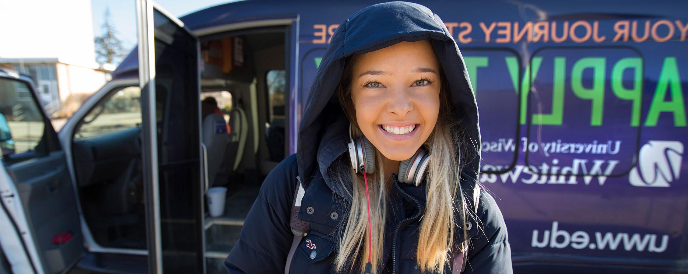 足彩平台 student waits for the Warhawk Shuttle.