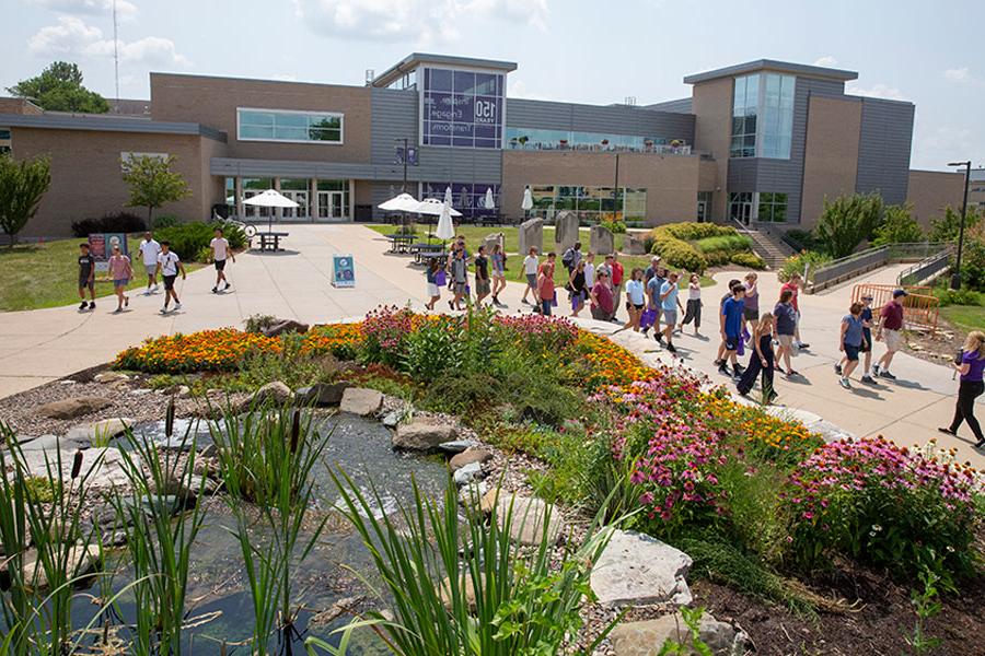 Ariel view of students walking through campus at 足彩平台 